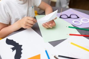 nino-jugando-papel-casa_23-2149016425